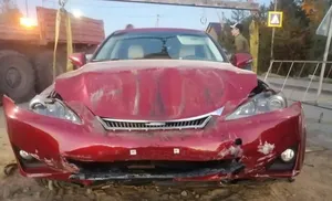 В Салехарде водитель не учёл погодные условия и вылетел на тепловые сети