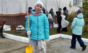 Первоклашки Обдорской гимназии высадили березы во дворе школы