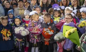 Шумно, звонко и торжественно прошли встречи в школах Салехарда