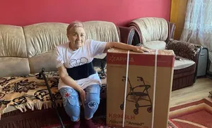 Депутат Салехарда оказал адресную помощь пожилой женщине из Волновахи