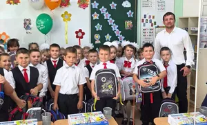 К началу учебного года волновахские первоклашки получили подарочные наборы от Ямала