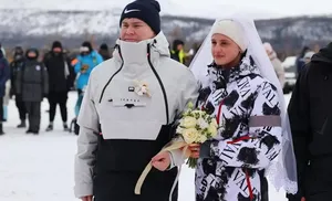 Две ямальские пары заключили брак у подножия горы Рай-Из