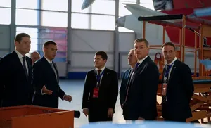 Дмитрий Артюхов, Антон Алиханов и Александр Моор посетили новый авиатехнический комплекс «Ямала» в Рощино