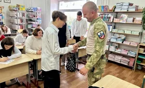 Ученики восьмого класса Обдорской гимназии встретились с ветераном спецоперации