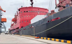 Из Архангельска отправился ледокол, везущий строительные материалы для реконструкции маяка на острове Белом