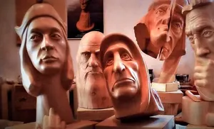 В Салехарде отрылась выставка портретов из кедра