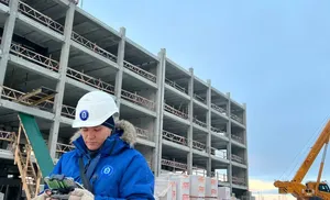 В салехардском микрорайоне Обдорский строители завершили возведение каркаса ещё двух домов