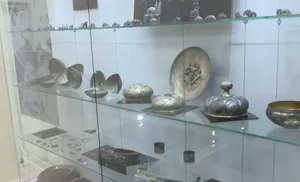 Исследователь Анна Брусницына передала в музей И.С.Шемановского две средневековые металлические чаши