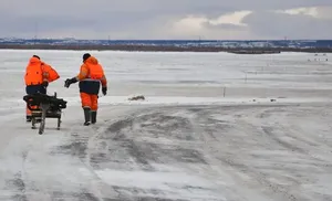 На переправе приступили к намораживанию льда на первой полосе