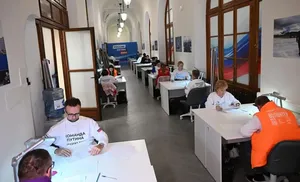 Стартовала работа колл-центра и общественной приемной избирательного штаба Владимира Путина