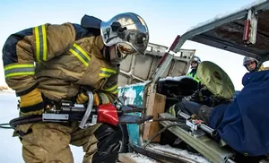 Салехардские огнеборцы провели тренировку спасения людей при ДТП