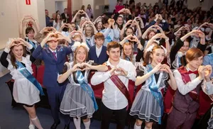 Для выпускников прозвучал прощальный школьный звонок