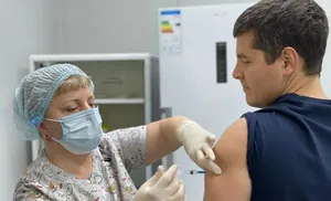 Губернатор ревакцинировался и призвал ямальцев последовать примеру