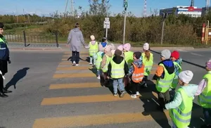 Салехардские автоинспекторы организовали пешеходную экскурсию «Безопасного маршрута» для воспитанников детских садов