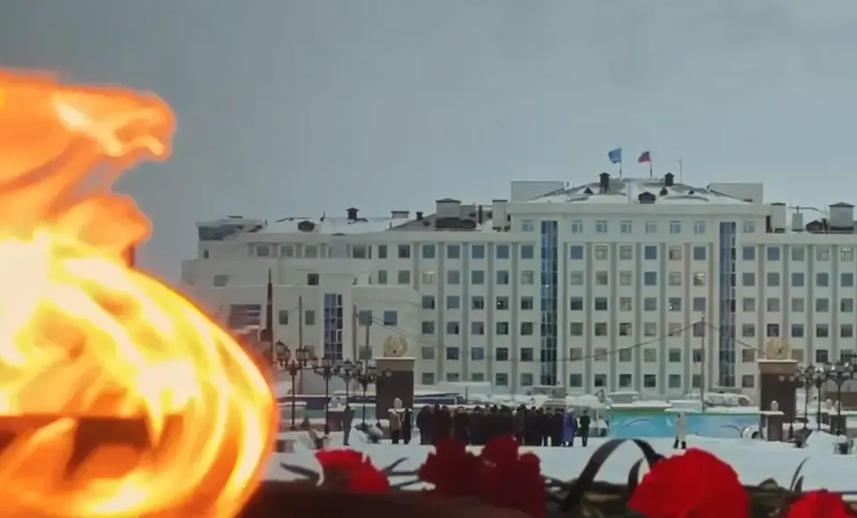 На Пантеоне Победы в Салехарде состоялось возложение цветов в честь Дня Героев Отечества