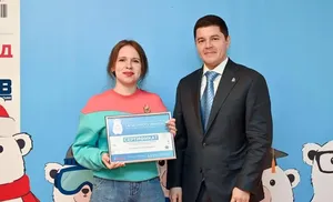 Дмитрий Артюхов вручил путевки в культурно-познавательную поездку ямальским школьникам и студентам