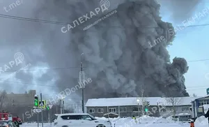 В Салехарде горит почтовый склад площадью 160 кв.м