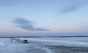 На ледовой переправе Салехард-Лабытнанги повышается грузоподъемность