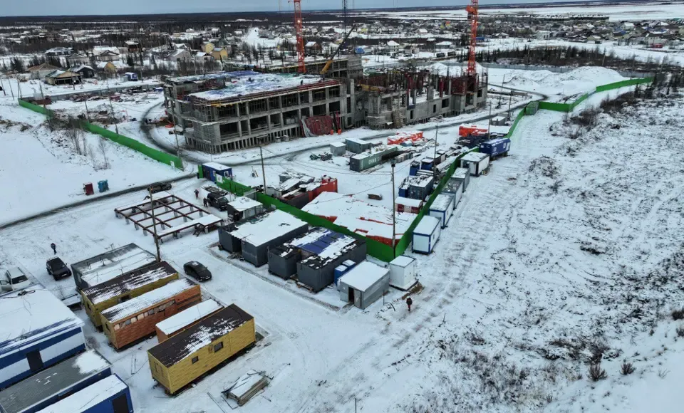 В микрорайоне Радужный возводят современную школу на 800 учащихся