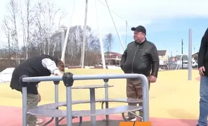 Проверили и призвали беречь. Детскими площадками поинтересовались депутаты и общественники