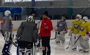 Именитый хоккеист Константин Власов провел серию мастер-классов для ямальских голкиперов