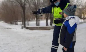 Госавтоинспекция предупреждает об опасности детских игр на стихийных горках возле дорог