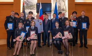 В преддверии профессионального праздника Дмитрий Артюхов вручил награды полицейским