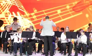 Больше десятка композиций и около сотни участников