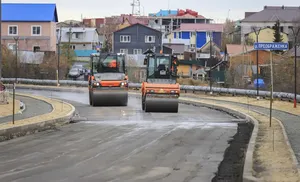 Укладывают асфальт, укрепляют откосы. Дорожные работы подходят к завершению