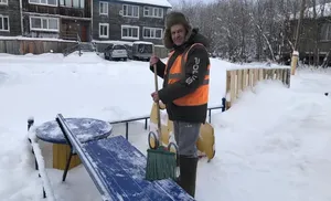 Во двор выйти приятно. Когда всё цветёт летом, а зимой – ступеньки чистые