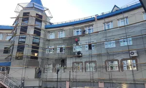 Строители завершают обновление фасадов главного корпуса Ямальского многопрофильного колледжа