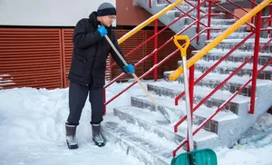 Кто утром уже с лопатой в руках. Продолжаем знакомить с дворниками, труд которых важен круглый год