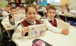 Ямальским первоклассникам вручают брендированные пеналы с набором из 26 канцелярских предметов