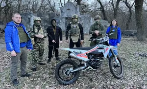 Ударной роте аэроразведки в зоне спецоперации партийцы передали кроссовый мотоцикл