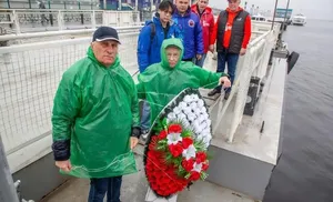 Салехардцы спустили на воду траурные венки
