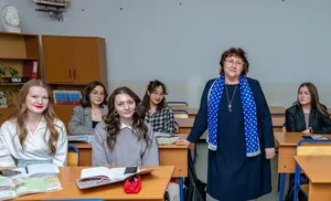 В школе не скучно. В её стенах, как учитель истории, Ирина Стефаненко оказалась случайно