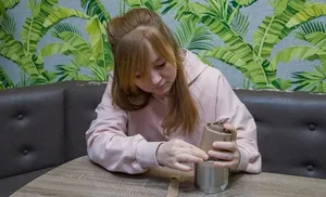 Салехардская активистка изготовила для наших бойцов 130 окопных свечей