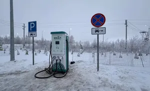 На парковке вдоль региональной дороги Салехард - Аксарка недалеко от окружной столицы открыли станцию зарядки электромобилей
