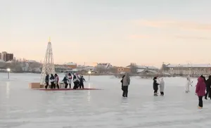 В новогодние праздники на Лебяжьем озере начал работу еще один каток в Салехарде