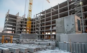 Завершается устройство каркаса нового жилого дома в Салехарде. Здание будет ярким.