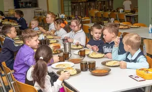 И сёмга на обед. Надо приучать детей к разным продуктам