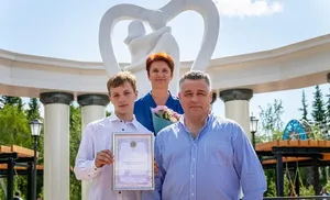 Надо просто любить друг друга. Впервые в Салехарде устроили парад семей в сквере влюблённых