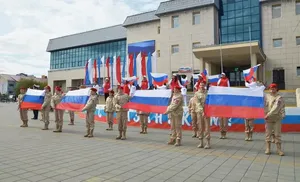 Поднимаем России знамя. Салехардцам передали знамёна из зоны СВО
