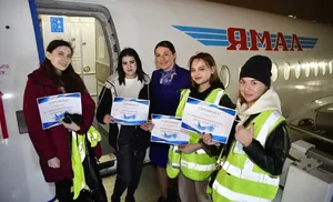 Участницы салехардского проекта «Покоряя небо» посетили экскурсию на самолет Sukhoi Superjet 100