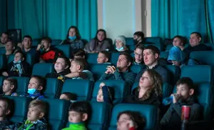 Дмитрий Артюхов вместе с воспитанниками шахматной школы посмотрел в кино «Чемпиона мира»