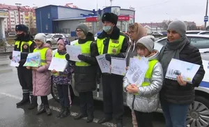 Сотрудники городского ГИБДД провели поздравительную акцию «Отец – образец!»