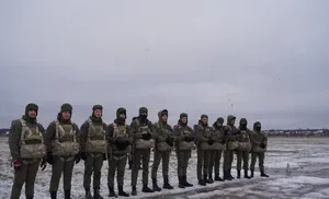 15 ямальцев получили значки парашютистов