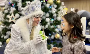 Встретились у ёлки. Вместе зажгли яркие огоньки, подружились с героями сказок