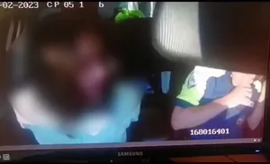 Нетрезвую автоледи пришлось сковать наручниками