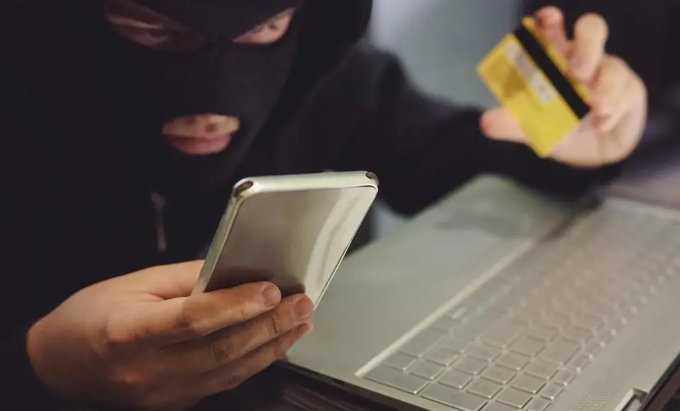 Жительница Салехарда пополнила счет мошенников на сумму более 1,8 млн рублей